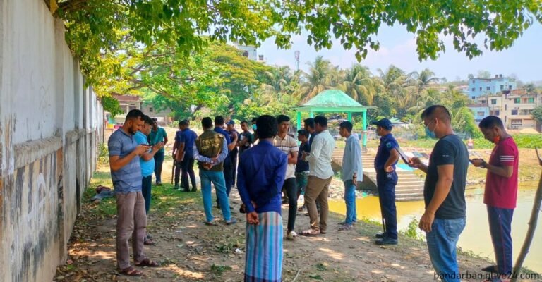 যুবকের লাশ পুকুর পাড়ে পড়ে ছিল