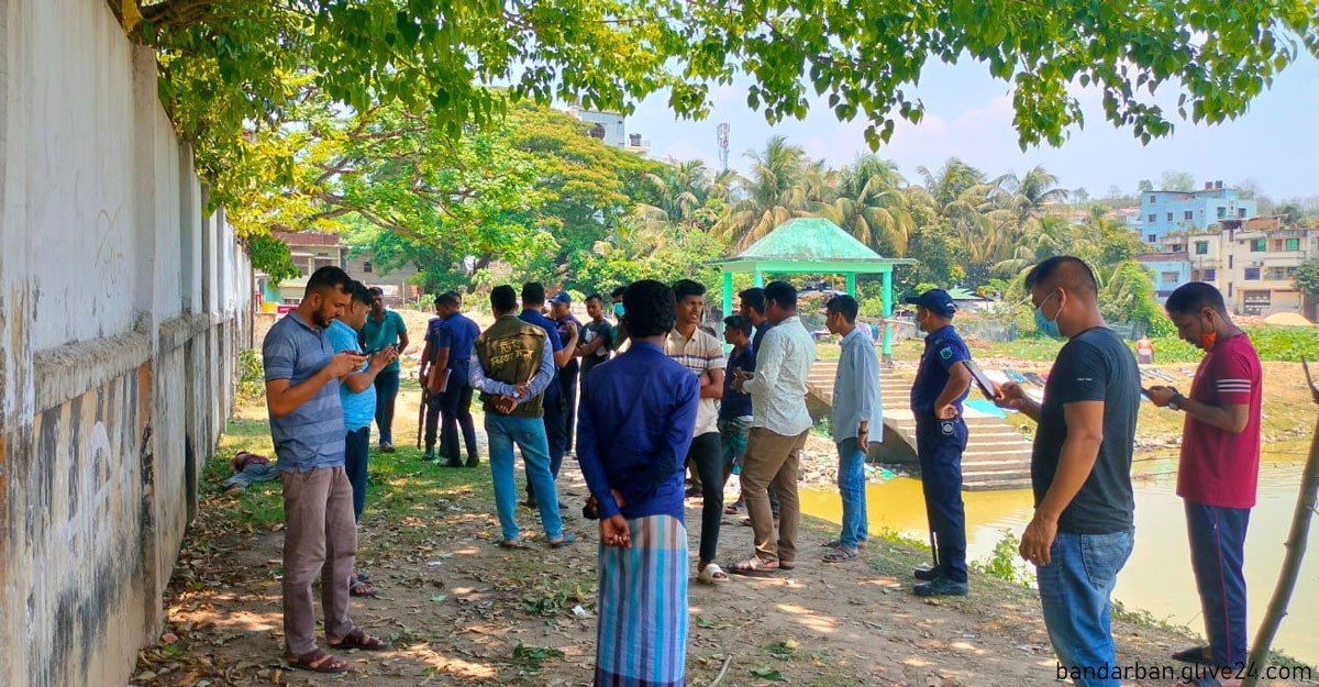 যুবকের লাশ পুকুর পাড়ে পড়ে ছিল