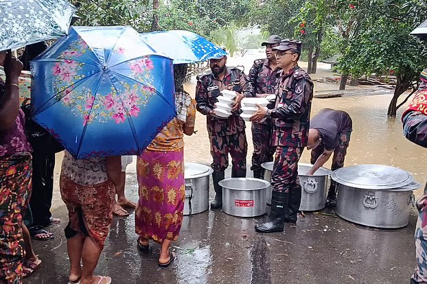 বন্যা ও ভূমিধসে বিপর্যস্ত ১১ জেলায় বিজিবি: ব্যাপক উদ্ধার ও ত্রাণ কার্যক্রম